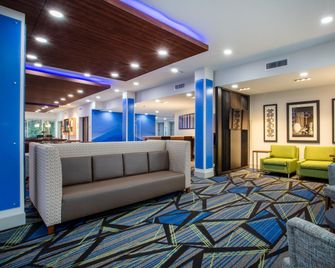 Holiday Inn Express & Suites Deland South By IHG - DeLand - Gebäude