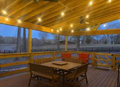 Escape to Our Serene Farm Cabin, Surrounded by Beautiful Rolling Pastures!br - Cumming - Balcone