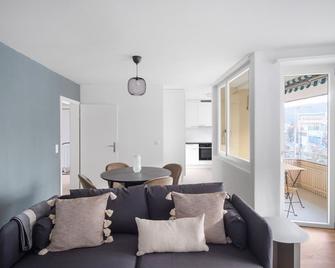 Roomy Oerlikon 3.5 Room w/ Parking, 1min to Train Station, by Blueground - Zürich - Wohnzimmer