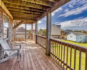 Enchanting dog-friendly duplex with balcony, central AC, & kitchenette - Avon - Balcón