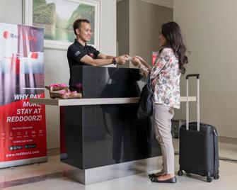 RedDoorz Plus near Mall Slipi Jaya - Jakarta