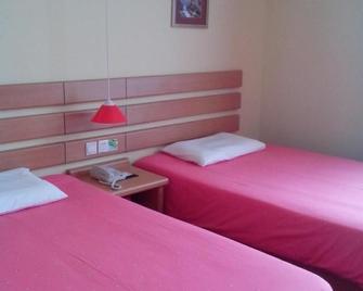 Home Inn- Qingdao Haier Road Branch - Qingdao - Bedroom