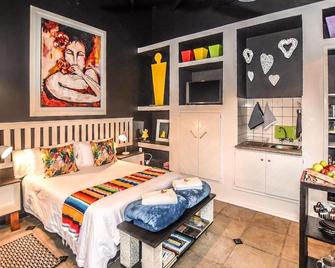 Hello Sunshine Self Catering Studio Apartments - Nelspruit - Schlafzimmer