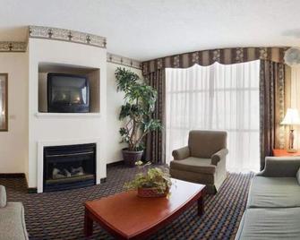 Holiday Inn Express Hotel & Suites Laurinburg, An IHG Hotel - Laurinburg - Living room
