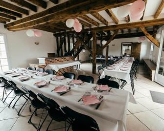 Gîte du Chêne pulvé : events / weekends / vacations / swimming pool - Unverre - Restaurante