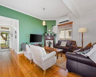 Ambiente Cottage - Pet and Family Friendly - Toowoomba - Living room