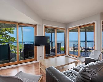 Lakefront 3-BR Home Summer and Winter Getaways close to Sports Force - Sandusky - Living room