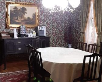 Queen Bed in Historic Victorian Bed and Breakfast - Toledo - Dining room