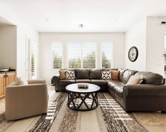 Casa Del Sol by LuxeKey | Backyard Oasis w/ Sunset Views - Cave Creek - Olohuone