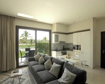 Charming 1-Bedroom Terrace Escape - Salalah - Living room