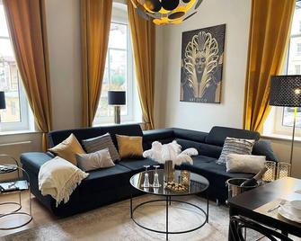 Art Deco Design Apartment, 65 Zoll TV, Waschtrockner, beste Lage, am Markt - Gera - Pokój dzienny