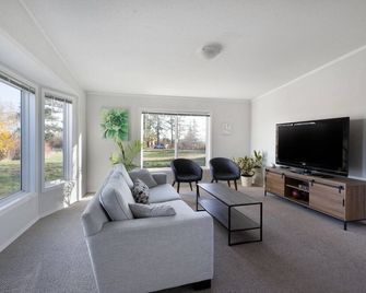 Farm Vista Guesthouse - Saanichton - Living room
