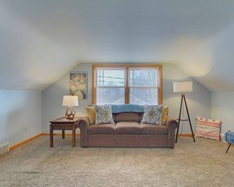 Spacious King Suite near Hall of Fame/Hwy/Airport - North Canton - Obývací pokoj