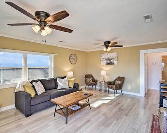 Waterfront Cottage w/ Private Pool & Lake View! - Lakeport - Huiskamer