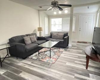 3 bedroom House in a quiet Neighborhood - Alafaya - Living room