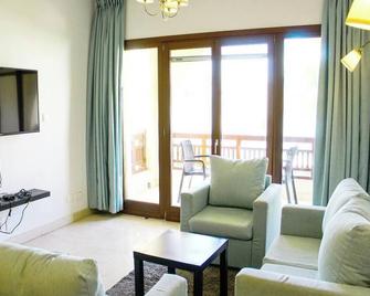 Stylish 2-Bedroom Marina Escape - Salalah - Living room