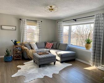 Cheerful two bedroom home in quiet neighborhood. Sun Porch ~ Patio ~ Large yard - Council Bluffs - Living room