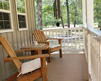Cozy cabin near the Niangua river and Bennet Springs State park. Pet friendly ! - Lebanon - Балкон