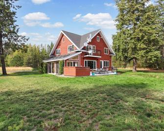 Lakeview Home with new hot tub - Sleeps 10 - Sandpoint - Building