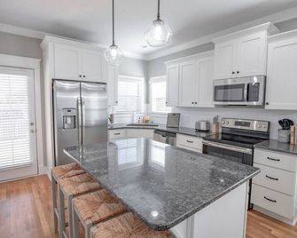 The Retreat Modern 2bed 2.5bath - Spring Hill