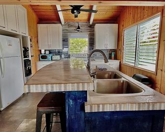 Romantic Sea Side Cottage known as \'POI13\' - Captain Cook - Kitchen