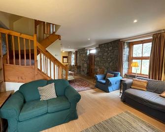 West Gorton - a cottage that sleeps 4 guests in 2 bedrooms - Grantown-on-Spey - Living room