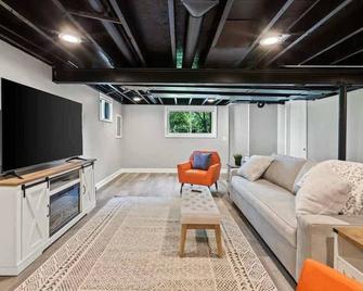 3br Home + Spacious Yard W Gazebo | Lcp Collection - Glen Ellyn - Pokój dzienny