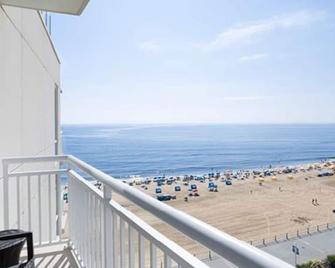 Oceanaire Resort a Hilton Oceanfront Resort with 2 Oceanview Balconies! - Virginia Beach - Balcony