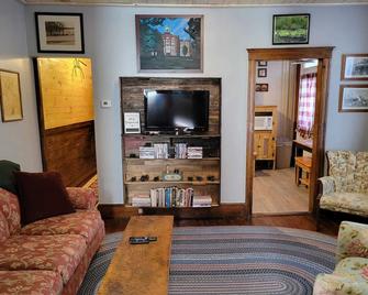 The Ridge is a Cozy 2-bedroom/1 bath Apartment Short walk to downtown Gettysburg - Gettysburg - Living room