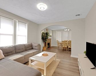 Charming 3-bedroom house with WiFi, AC in the heart of St. Louis - St. Louis - Living room