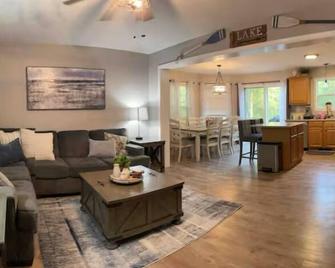 House (sleeps 14) near Lake Winnisquam (15 min to everything) - Sanbornton - Living room