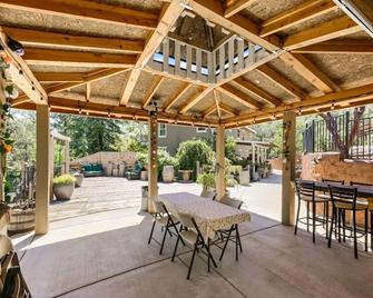 The Hopetoun House: A Colonial-style Country Retreat in Foresthill, CA - Foresthill - Patio