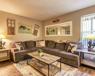 Fun & Games By Honeybearcabins 2br/1ba Sleeps 7 - Sevierville - Living room