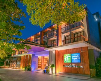 홀리데이 인 익스프레스 푸켓 파통 비치 센트럴 바이 IHG - 빠통 - 건물