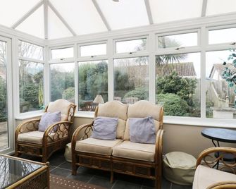 Beachcombers - Padstow - Living room