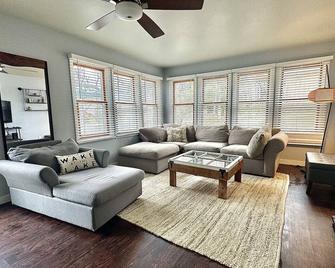 Beautiful lake house tucked away in quiet neighborhood - Island Lake - Living room