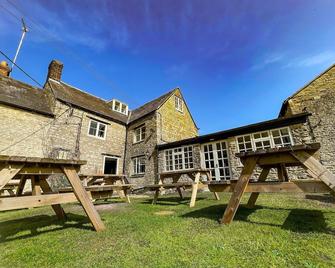 The Crewe Arms - Brackley - Building