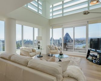 Spacious Splendour-Panoramic Views from 12th Floor Luxury Condo, AC, Pool and Parking - 維多利亞 - 客廳