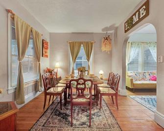 Spacious and cozy home 1 min walk to Kodak Ctr 2bd - Rochester - Dining room