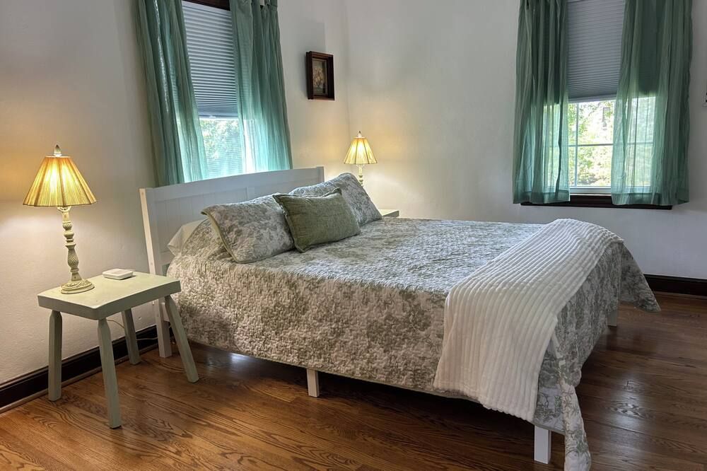 Walk Anywhere PSU! 3BR home in College Heights. Summer discount now! - State College - Bedroom