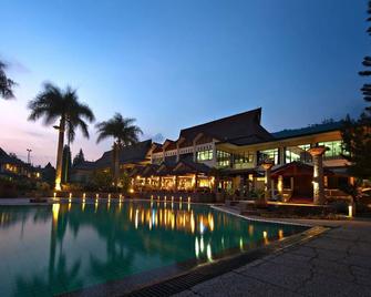 Puteri Gunung Hotel - Lembang - Pool