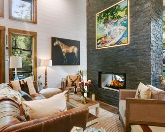 New! Moonlight Waters Lodge | Creek Front-King Beds-Pool Table | Hot Tub - East Ellijay - Living room