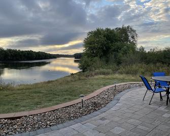 Wonderful Oak Log Home on the Mississippi River - O'Fallon - Patio