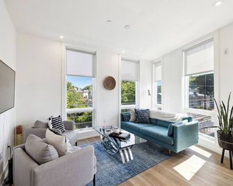 1 Bedroom Available in New Construction Building - فيلادلفيا - غرفة معيشة