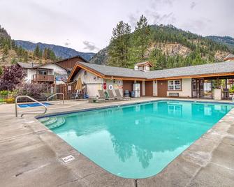 Sunny condo w/ a balcony, shared pools, hot tub, game room - near downtown - Leavenworth - Pool