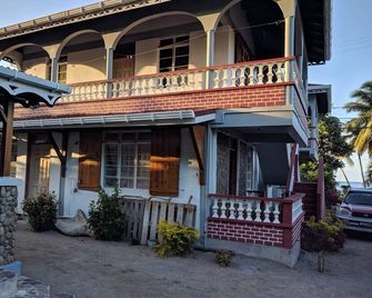 Mainroad Suite - Calibishie - Edificio