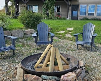 Montana City Private Basement Apartment w/ Yard and Views - Montana City - Patio