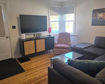 Minutes to Downtown & Ideal for Long-term Stays - Kingston - Oturma odası