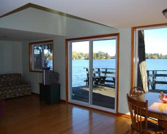 The Lakefront House is nestled on a private, family-friendly lane. - Quinte West - Living room
