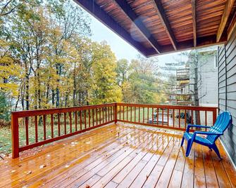 Hibernation Hideaway - McHenry - Balcón